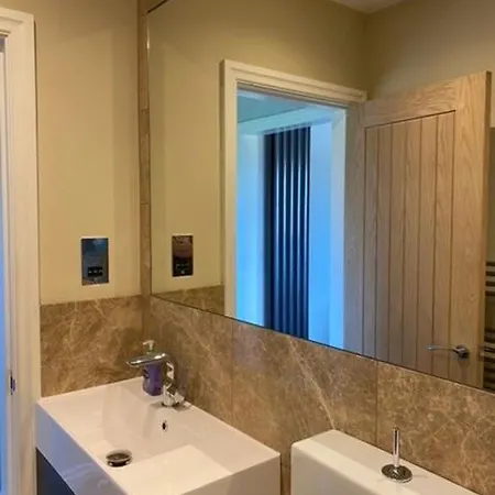 Luxury Small 1 Bed With Stunning Views דירה