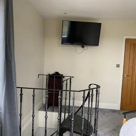 Luxury Small 1 Bed With Stunning Views דירה